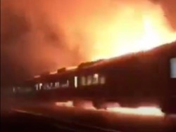 Viral Kereta Api Terobos Kobaran Api di Karawang, Ini Penjelasan KAI