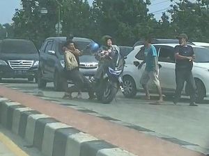 Detik-detik Pemotor di Bandar Lampung Dikeroyok Pak Ogah di Depan Anak-Istri