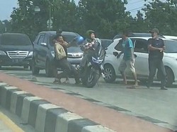 Detik-detik Pemotor di Bandar Lampung Dikeroyok Pak Ogah di Depan Anak-Istri