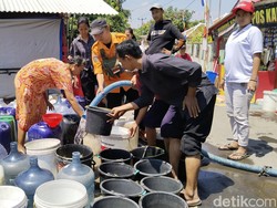 Derita Warga Desa Pakembangan 2 Bulan Antre Air Bersih