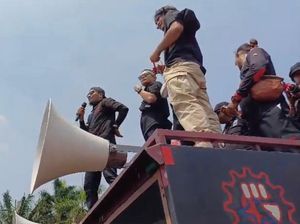 Aksi Komika Abdur Arsyad-Bintang Emon Pimpin Orasi Demo Depan DPR RI Aksi Komika Abdur Arsyad-Bintang Emon Pimpin Orasi Demo Depan DPR RI