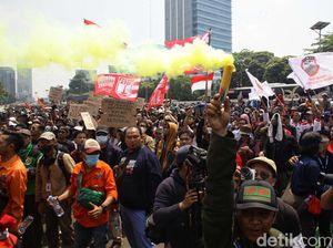 Aksi Buruh Tolak Revisi UU Pilkada di DPR Aksi Buruh Tolak Revisi UU Pilkada di DPR