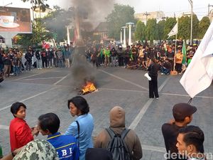 Cerita Sopir Damkar Solo Nekat Terobos Demonstran demi Tugas Kemanusiaan Cerita Sopir Damkar Solo Nekat Terobos Demonstran demi Tugas Kemanusiaan