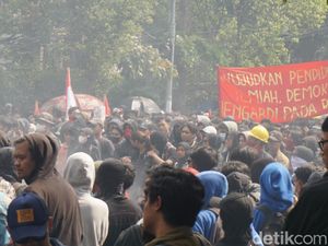 Botol Beterbangan ke DPRD Jabar Saat Aksi Tolak Revisi UU Pilkada