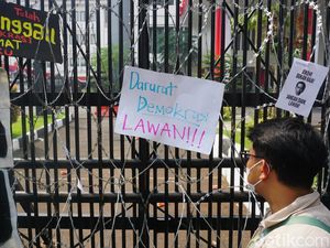 Mata Kiri Mahasiswa Unibba Korban Bentrok Demo DPRD Jabar Alami Kebutaan! Mata Kiri Mahasiswa Unibba Korban Bentrok Demo DPRD Jabar Alami Kebutaan!