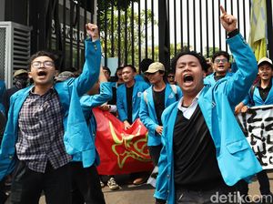 Gerbang Pancasila DPR Juga Digeruduk Massa Tolak Revisi UU Pilkada