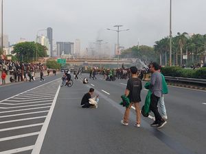 Massa Demo Masuk Tol Dalam Kota, Kendaraan Diarahkan Putar Balik