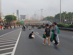 Massa Demo Masuk Tol Dalam Kota, Kendaraan Diarahkan Putar Balik
