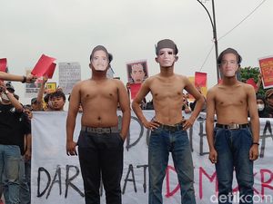 Massa Aksi di Purwokerto Beri Kartu Merah ke Jokowi, Gibran dan Kaesang