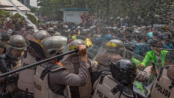 Aksi Tolak RUU Pilkada di Semarang Ricuh, Polisi Tembakkan Gas Air Mata