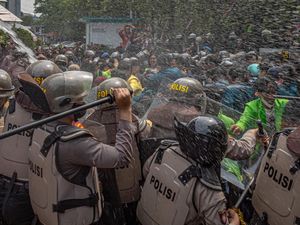 Aksi Tolak RUU Pilkada di Semarang Ricuh, Polisi Tembakkan Gas Air Mata