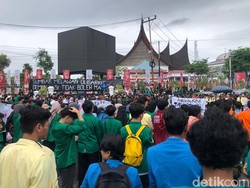 Mahasiswa hingga Akademisi Demo Kawal Putusan MK di Gedung DPRD Sumbar