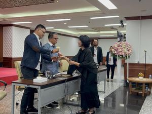 Aktivis 98 Serahkan Bunga Dukungan ke MK soal Putusan UU Pilkada