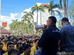 Dua Anggota DPRD Sumsel Temui Massa Aksi, Janji Kawal Putusan MK