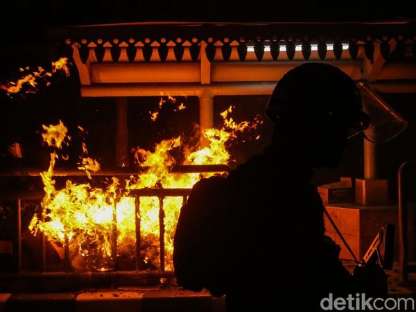 Api Berkobar di Halte Dekat Gedung DPR