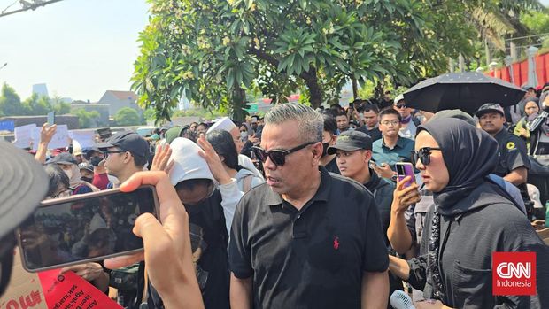 Artis dan komika ikut serta dalam aksi Demo Darurat Indonesia  di depan Gedung DPR, Jakarta, Kamis (22/8).