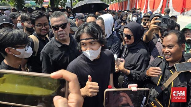 Artis dan komika ikut serta dalam aksi Demo Darurat Indonesia  di depan Gedung DPR, Jakarta, Kamis (22/8).