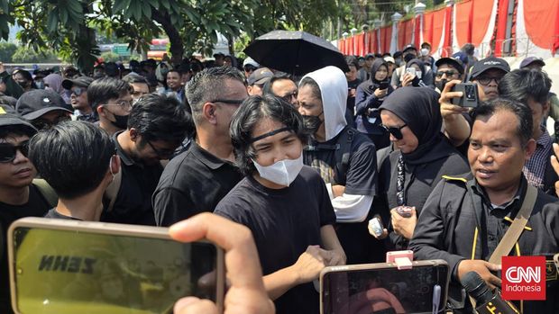 Artis dan komika ikut serta dalam aksi Demo Darurat Indonesia  di depan Gedung DPR, Jakarta, Kamis (22/8).