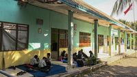 Bangunan Sekolah Rusak, Siswa Belajar di Halaman hingga Rumah Warga