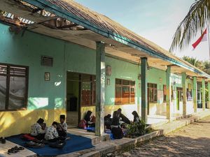 Bangunan Sekolah Rusak, Siswa Belajar di Halaman hingga Rumah Warga
