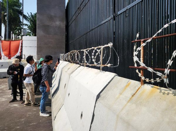 Jelang Demo, Barier Beton Bentengi Gedung DPR