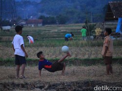 Kenangan Anak-anak Zaman Dulu: Main Bola Beralas Jerami