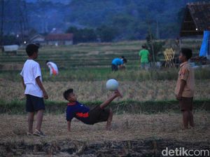 Kenangan Anak-anak Zaman Dulu: Main Bola Beralas Jerami Kenangan Anak-anak Zaman Dulu: Main Bola Beralas Jerami