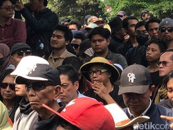 Butet Kartaredjasa di Jogja Memanggil: Demokrasi-Hukum Dirusak Kita Berontak