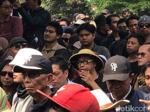 Butet Kartaredjasa di Jogja Memanggil: Demokrasi-Hukum Dirusak Kita Berontak Butet Kartaredjasa di Jogja Memanggil: Demokrasi-Hukum Dirusak Kita Berontak