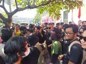 Massa Demo Revisi UU Pilkada Tiba di DPR, Buruh hingga Selebriti Bersatu Massa Demo Revisi UU Pilkada Tiba di DPR, Buruh hingga Selebriti Bersatu