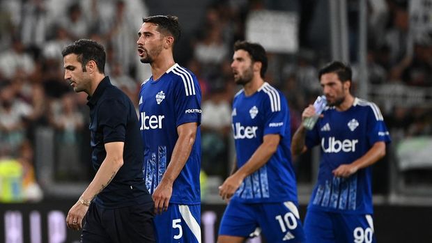 como (From L) Como's Spanish coach Cesc Fabregas, Como's Italian defender #05 Edoardo Goldaniga, Como's Italian forward #10 Patrick Cutrone and Como's Italian midfielder #90 Simone Verdi leave the pitch after losing the Italian Serie A football match between Juventus and Como at The Allianz Stadium in Turin on August 19, 2024. (Photo by Isabella BONOTTO / AFP)