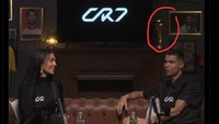 Trofi Piala Dunia memang ikut ramai dibahas karena sebuah penampakan di tayangan YouTube Cristiano Ronaldo ini. Foto: dok. Internet/X (Twitter)