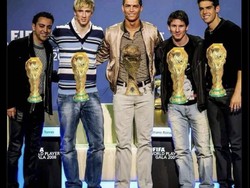 Di meme ini, Ronaldo pun diledek karena pose bareng para pesepakbola yang pernah merengkuh trofi Piala Dunia. CR7 memang belum pernah melakukannya. Foto: dok. Internet/X (Twitter)
