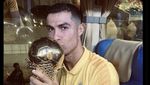 Cristiano Ronaldo Jadi YouTuber, Ramai Penampakan Trofi Piala Dunia