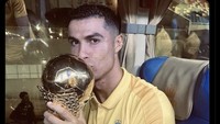 Banyak yang menduga yang muncul di YouTube Ronaldo adalah trofi Arab Club Champions Cup ini. Sekilas memang mirip sama trofi Piala Dunia, sih. Foto: dok. Internet/X (Twitter)