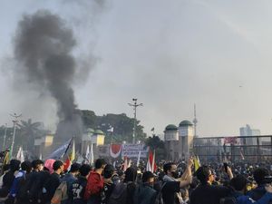 Demo di DPR Terkini: Ada yang Lempar Batu, Water Cannon Semprotkan Air