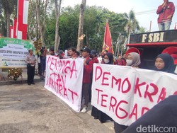 Muluskan Pencalonan Kaesang, Mahasiswa Sidoarjo Tolak Revisi UU Pilkada
