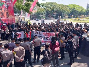 Ratusan Mahasiswa Geruduk DPRD Kota Malang Tolak Revisi UU Pilkada