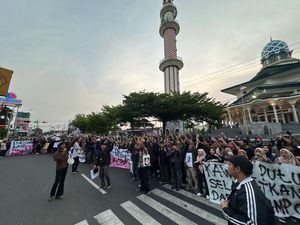 Demo Tolak Revisi UU Pilkada, Mahasiswa Kediri Sebut DPR Penjahat! Demo Tolak Revisi UU Pilkada, Mahasiswa Kediri Sebut DPR Penjahat!