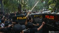 Demo Memanas! Massa Aksi Paksa Masuk Gedung DPR