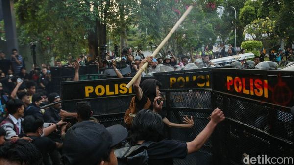 Demo Memanas! Massa Aksi Paksa Masuk Gedung DPR