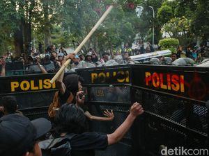 Demo Memanas! Massa Aksi Paksa Masuk Gedung DPR