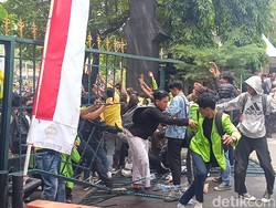 Demo Tolak RUU Pilkada di Semarang Ricuh, Polisi Tembakkan Gas Air Mata