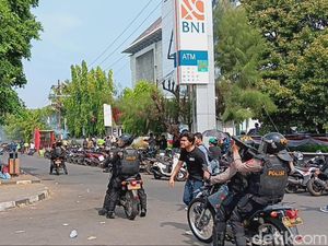 Polisi Pukul Mundur Massa Aksi Tolak RUU Pilkada Semarang
