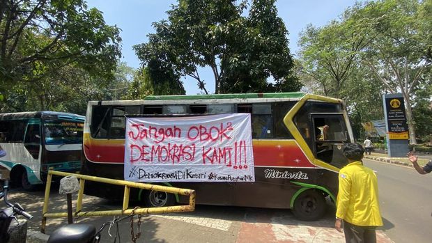 Demo Tolak Revisi UU Pilkada, Massa BEM UI Berangkat ke DPR