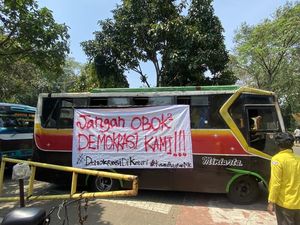 Demo Tolak Revisi UU Pilkada, Massa BEM UI Berangkat ke DPR