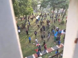 Demo Tolak Revisi UU Pilkada Ricuh, Massa Masuk Halaman DPR