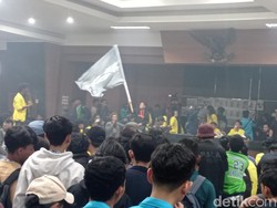 Massa Duduki Ruang Paripurna DPRD Kota Tasikmalaya, Gulingkan Meja-Kursi