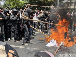 Massa Demo Revisi UU Pilkada di Kantor DPRD Jabar Bakar Baliho Partai