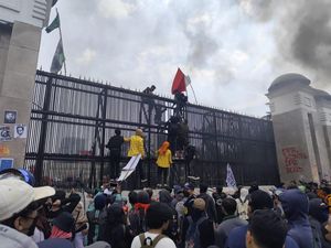 Massa Tolak Revisi UU Pilkada Bakar Ban-Copot Besi Pagar Gedung DPR